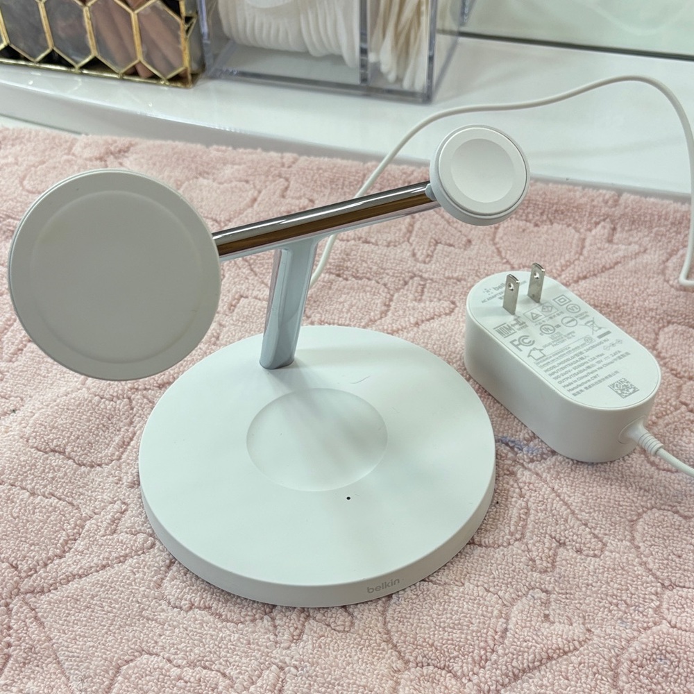 Belkin White Dual Magnetic Charging Stand with Silver Arm